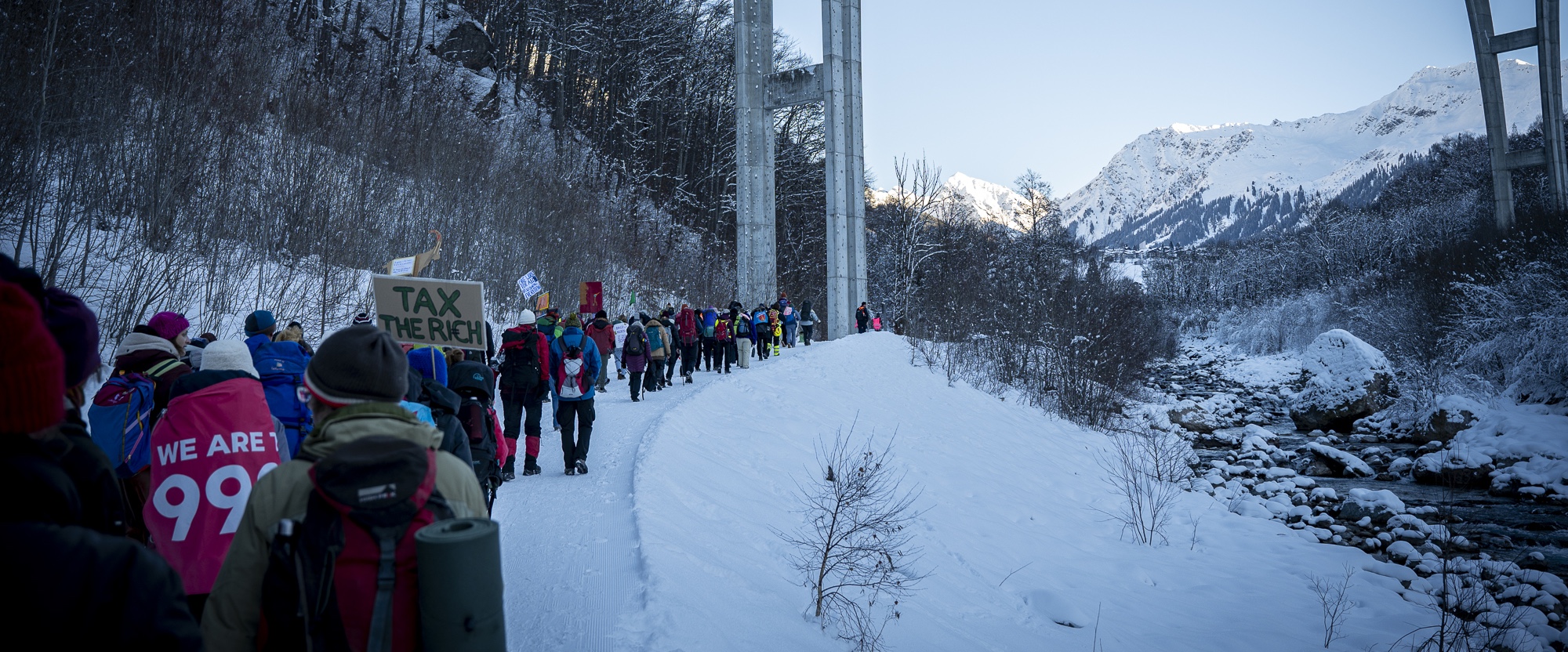 Eine Wandergruppe unter einer Brücke in der Schweiz in den Bergen im Schnee